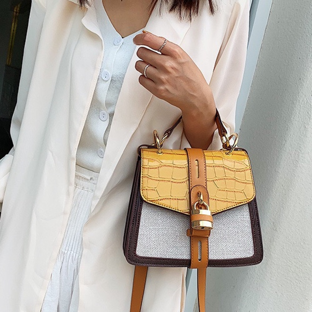 Classy cute, chic crossbody bag ! 😍